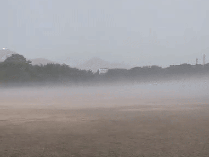 उदयपुर शहर में रेलवे ट्रेनिंग ग्राउंड में सुबह कोहरे की एक तस्वीर।