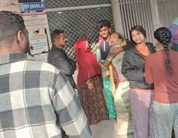 पाली के बांगड़ हॉस्पिटल परिसर में युवक की मौत पर विलाप करते परिजन।