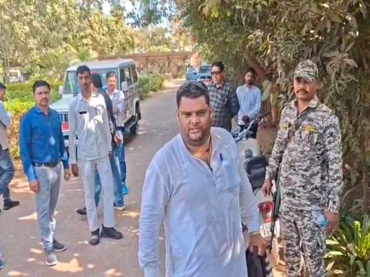 कांग्रेस नेता ने कहा कि कर्ज लेकर निर्माण कराया गया है, भुगतान नहीं होने से वह मानसिक रूप से परेशान है।