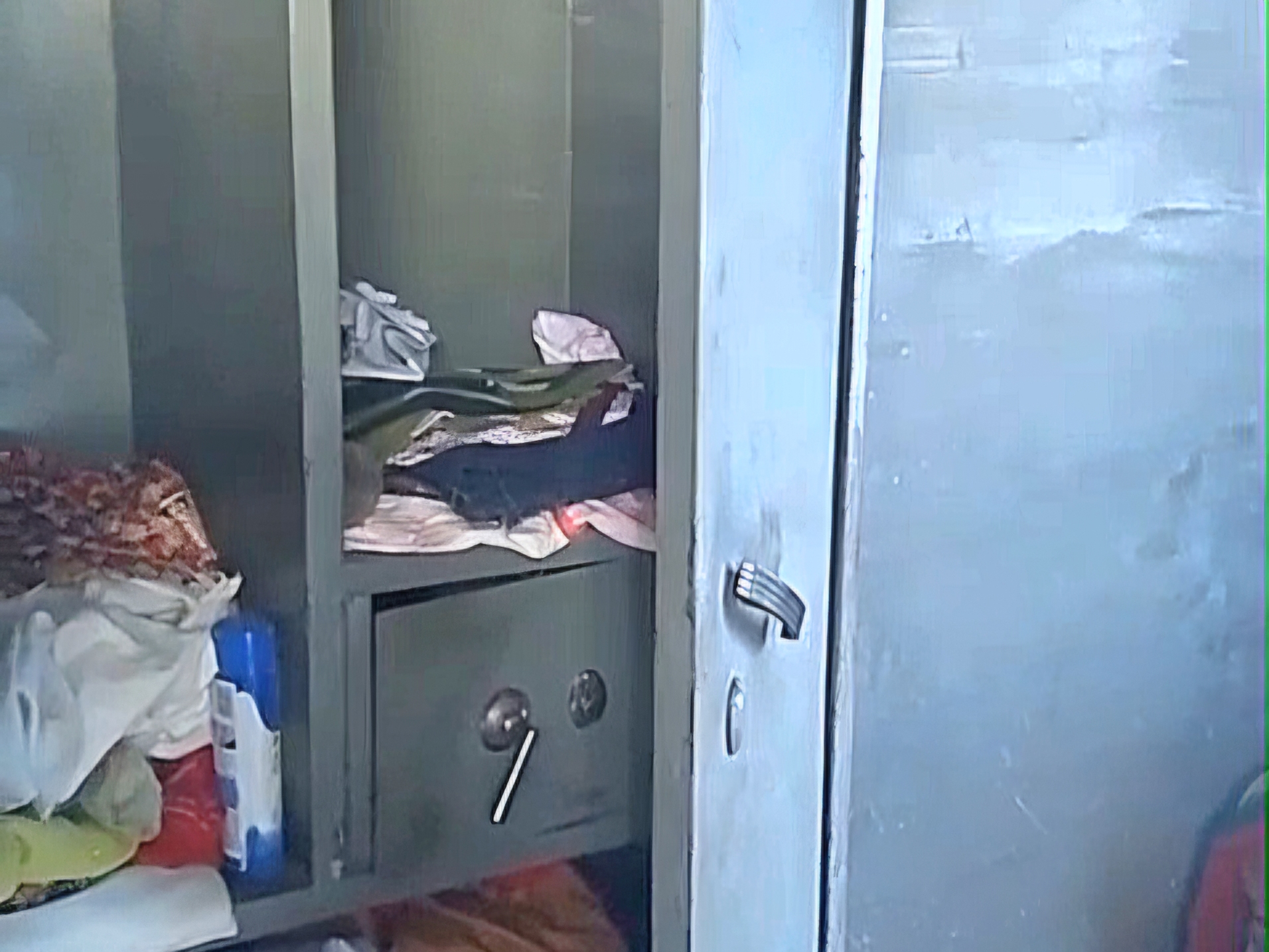 घरों के अंदर टूटी अलमारी