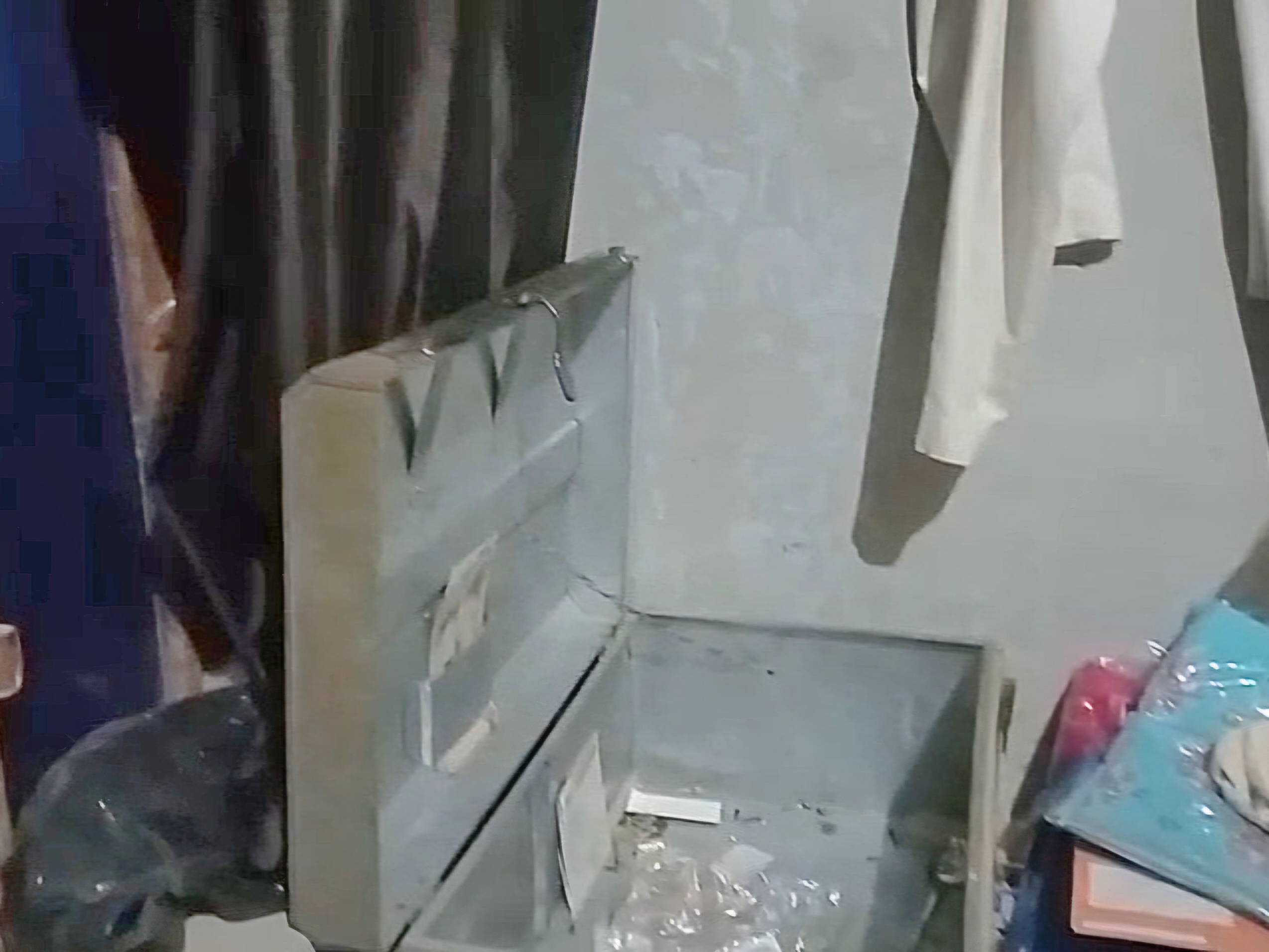 घरों से चोरी होने के बाद बिखरे संदूक