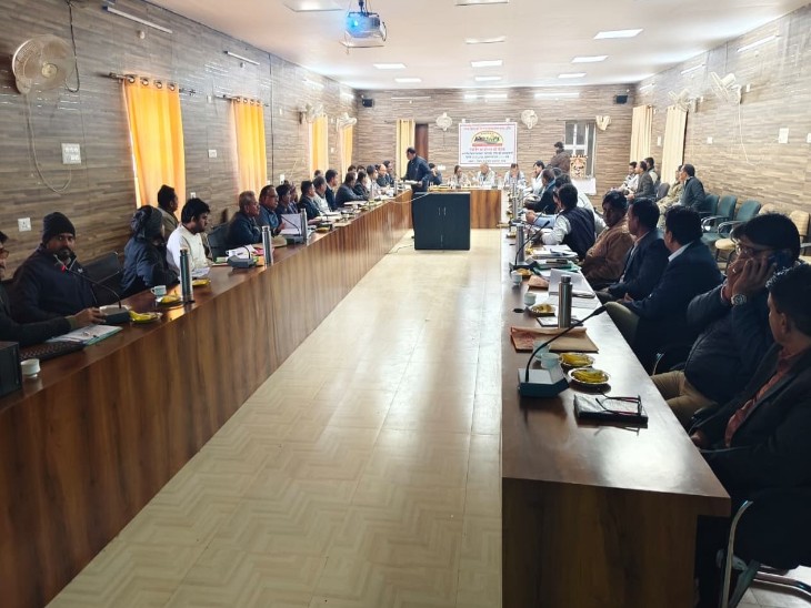 डिस्ट्रिक्ट मिनरल फाउन्डेशन ट्रस्ट, टोंक की गवर्निंग काउंसिल की बैठक में मौजूद अधिकारी।