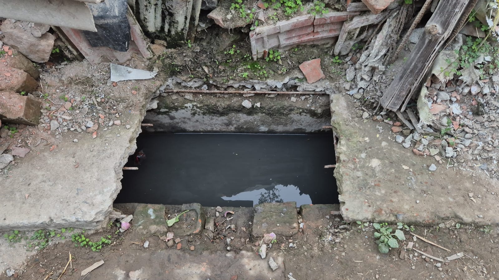 इसी नाला में डूबा था बच्चा।