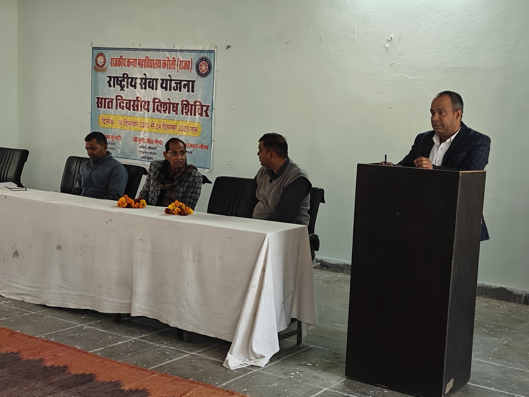 सूचना एवं जनसंपर्क विभाग के सहायक निदेशक धर्मेंद्र कुमार मीना ने नशे दूर रहने का संदेश दिया।