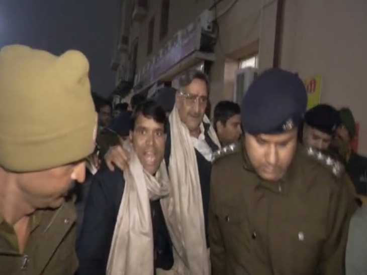 पोस्टर जलाने के बाद अनिल मिश्रा को गिरफ्तार कर लिया गया था।