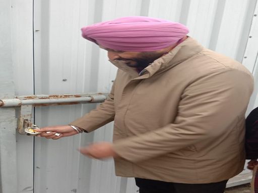 2 वर्ष पहले रवनीत सिंह बिट्टू कारकस प्लांट को ताला लगाते हुए।