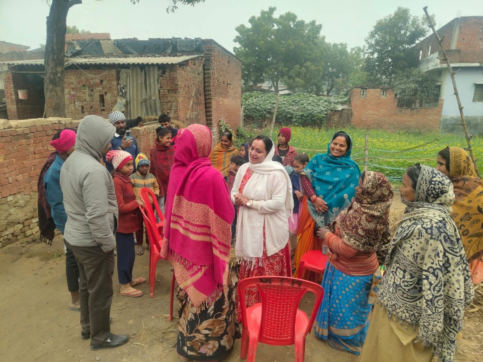 महिलाओं से बातचीत करतीं नगर पालिका अध्यक्ष श्वेता जायसवाल।