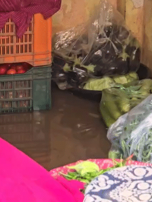 नर्मदा लाइन से लीक हुआ पानी सब्जी की दुकान में घुस गया।