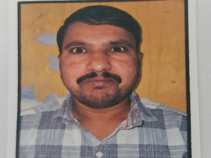 पकड़ा गया बदमाश मनीष यादव, जिस पर दस हजार का इनाम था।