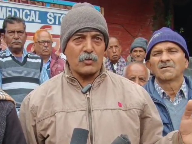 जानकारी देते हुए परिवहन पेंशनर कल्याण संगठन के प्रधान चनन सिंह।