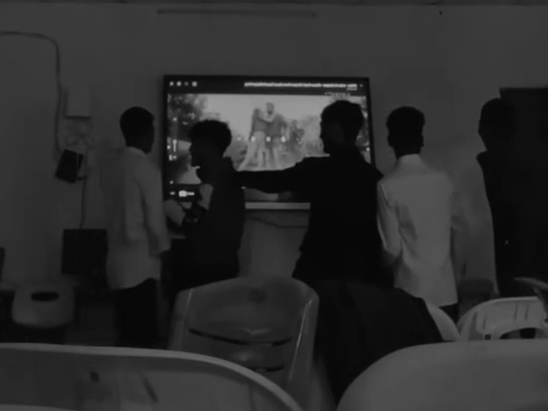 टेलीकॉम लैब की लाइट बंद की, टीवी स्क्रीन पर लगाया भोजपुरी गाना।