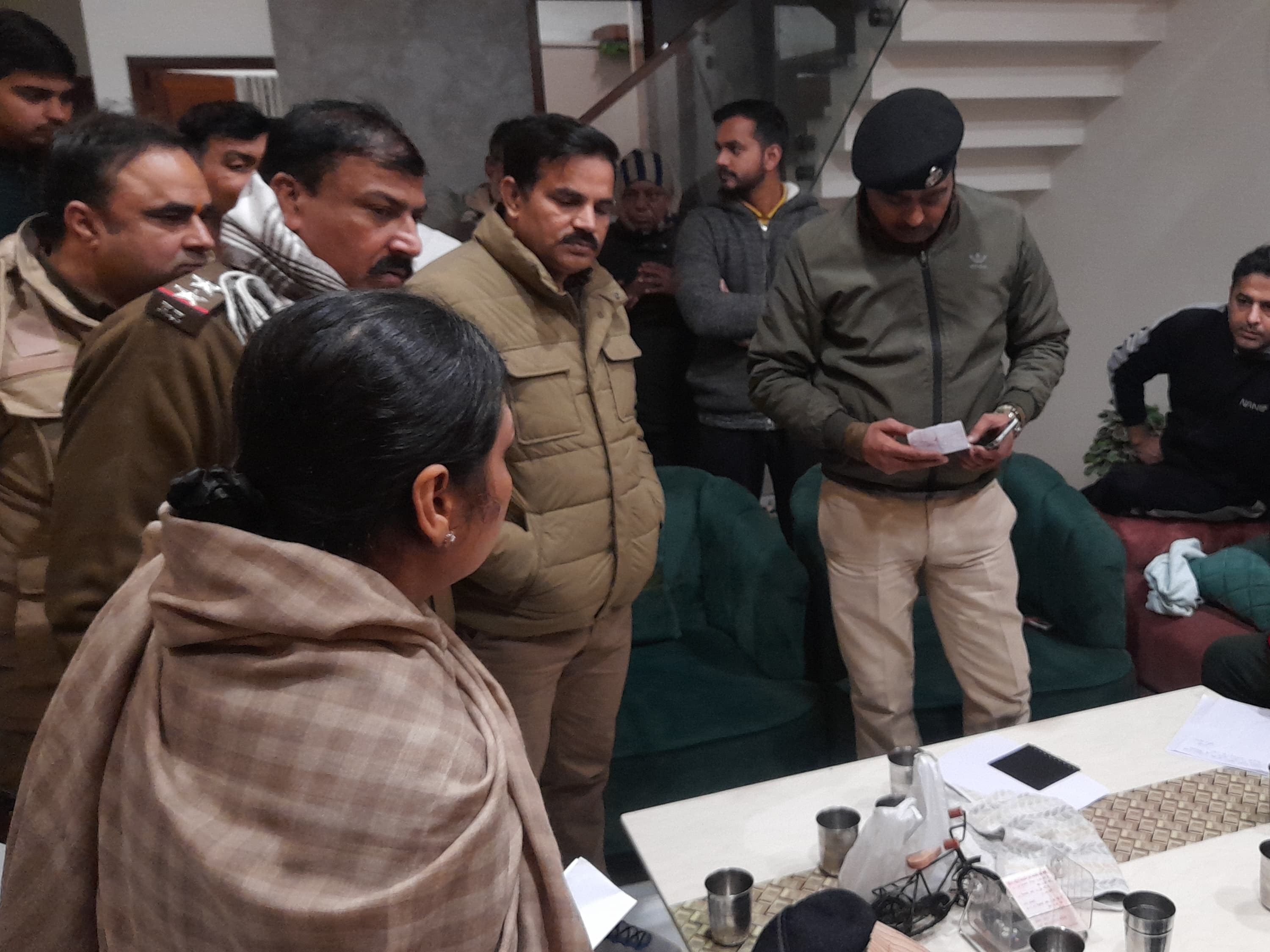 समालखा में फायरिंग के बाद पहुंची पुलिस बदमाशों द्वारा दी गई पर्ची को पढ़ते हुए।