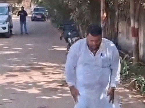 कांग्रेस नेता और ठेकेदार आरिफ बाठिया ने खुद पर पेट्रोल उड़ेला।