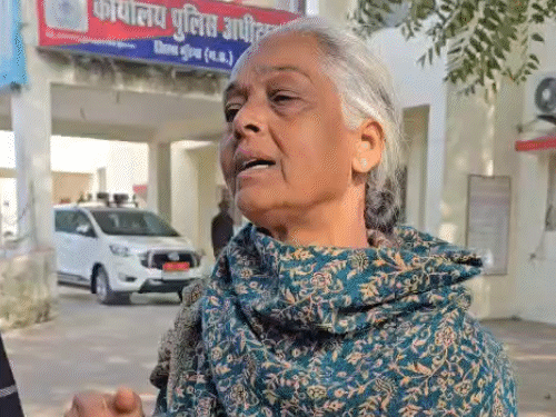 मृतक वकील की मां बुधवार को एसपी से मिलने पहुंची। - Dainik Bhaskar