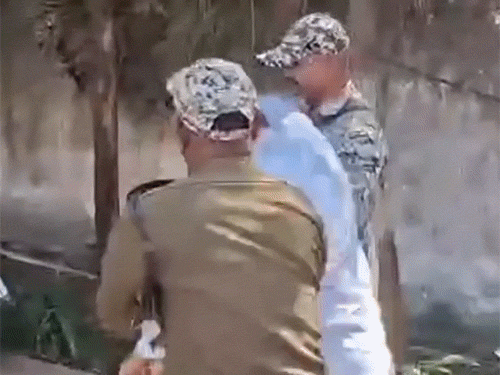 घटना के बाद ठेकेदार को कोतवाली पुलिस के हवाले कर दिया गया।