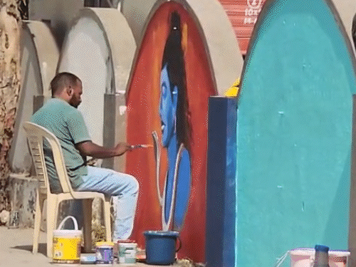 पीएम के स्वागत के लिए दीवारों की सजावट की जा रही है।