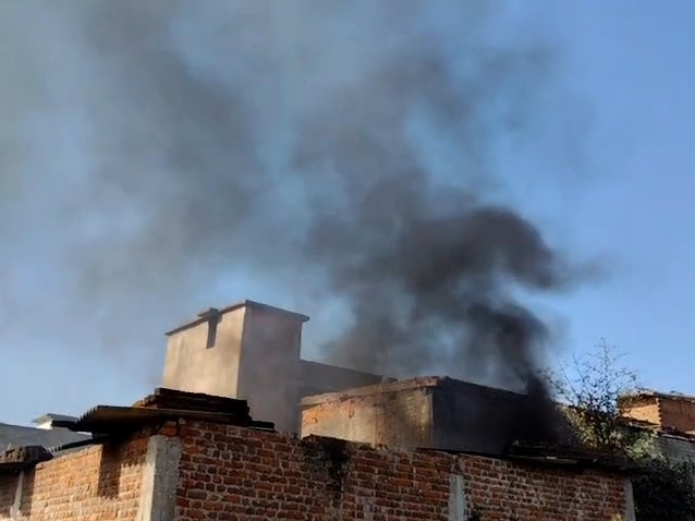 हजारीबाग में किराए के मकन में लगी आग:  बंगाल के 8 व्यापारियों का 8-10 लाख का माल खाक, शॉर्ट सर्किट से घटना की आशंका – Hazaribagh News