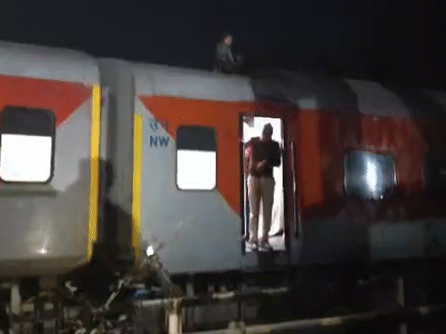 युवक को छत पर देखकर जसवंतपुरा फाटक पर ट्रेन को रुकवाया गया।