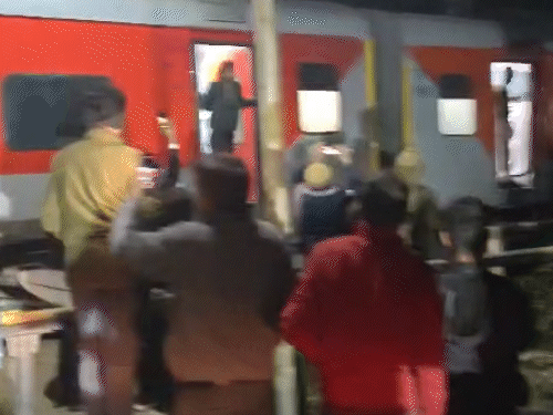 फाटक पर लोगों की भीड़ इकट्‌ठा हो गई और छत पर बैठे युवक को कई बार समझाया गया, लेकिन वह नीचे नहीं उतरा।