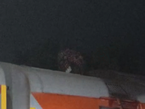 करीब 20 मिनट तक समझाने के बाद RPF जवान ने खुद ट्रेन की छत पर चढ़ने का फैसला किया।