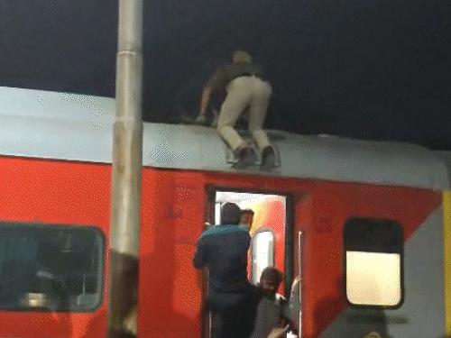 RPF कॉन्स्टेबल योगेंद्र सिंह ट्रेन की छत पर चढ़े और युवक को पकड़ लिया।