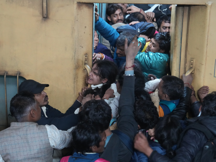 प्रयागराज कुंभ जाने के लिए यात्री ट्रेन में चढ़ने की कोशिश के दौरान गिर गए थे।