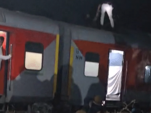 युवक को नीचे उतारने के लिए कॉन्स्टेबल योगेंद्र सिंह को कड़ी मशक्कत करनी पड़ी।