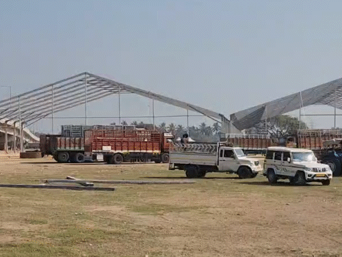 सोमनाथ के सद्भावना मैदान पर पीएम की जनसभा की तैयारियां।