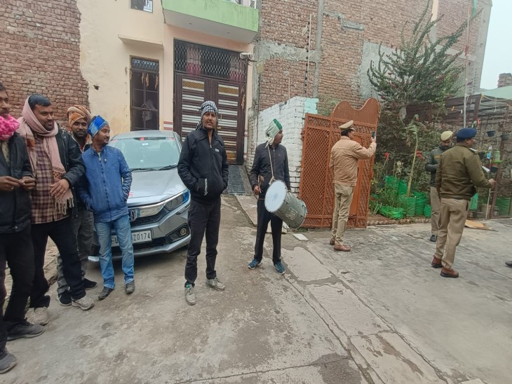 ढोल बजवा कर मुनादी कराती पुलिस