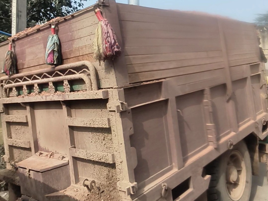 ट्रॉली की ऊंचाई भी क्षमता से अधिक करवाई हुई थी।