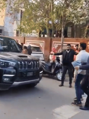 एसपी के बंगले के बाहर स्कॉर्पियो को पुलिस वालों ने रोकने की कोशिश की।