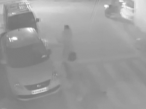 सीसीटीवी फुटेज में दो बदमाश गाड़ी के शीशे तोड़ते हुए।