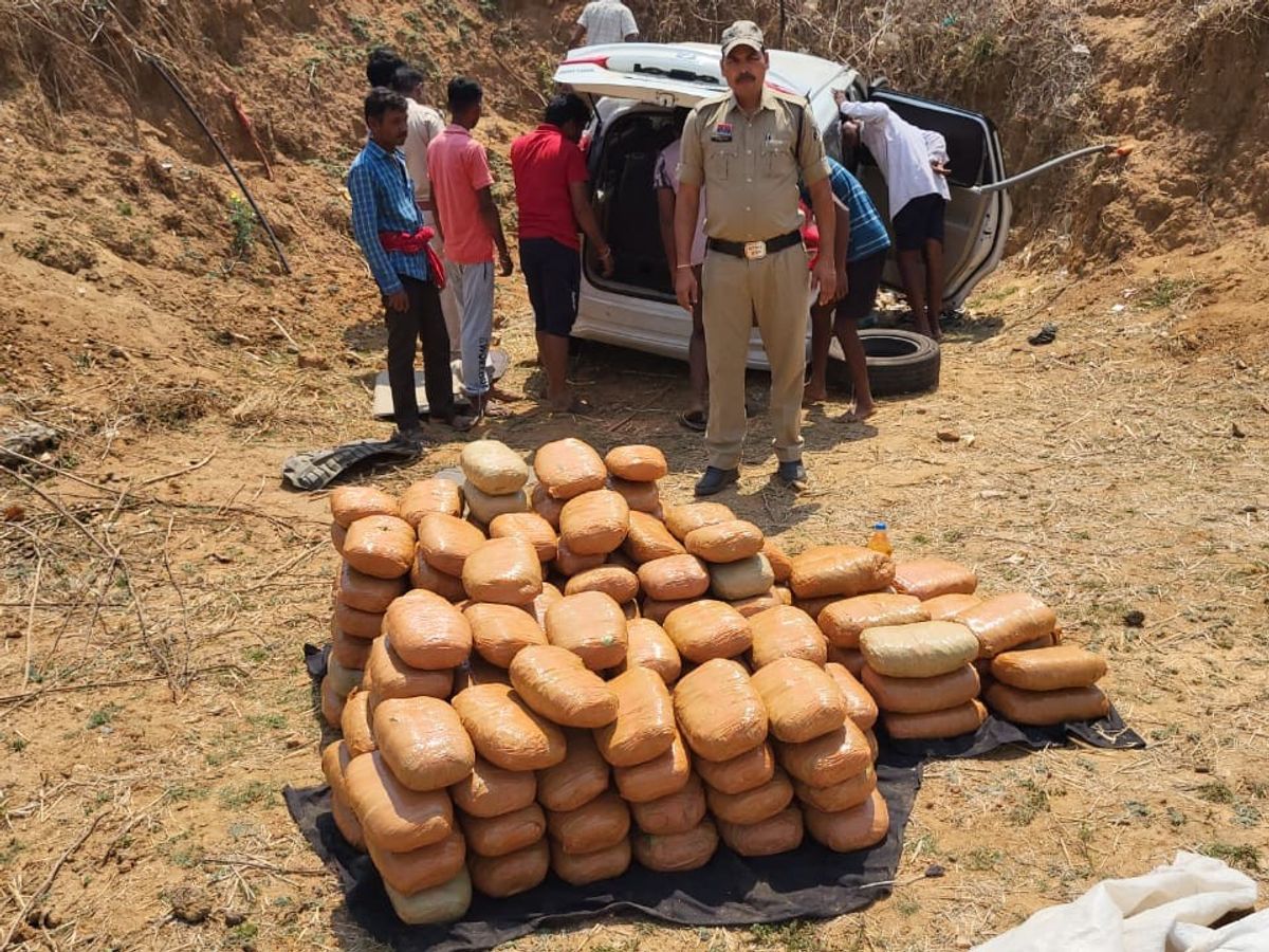 जशपुर में हादसे का शिकार हुई कार से 80 लाख रुपए का गांजा जब्त