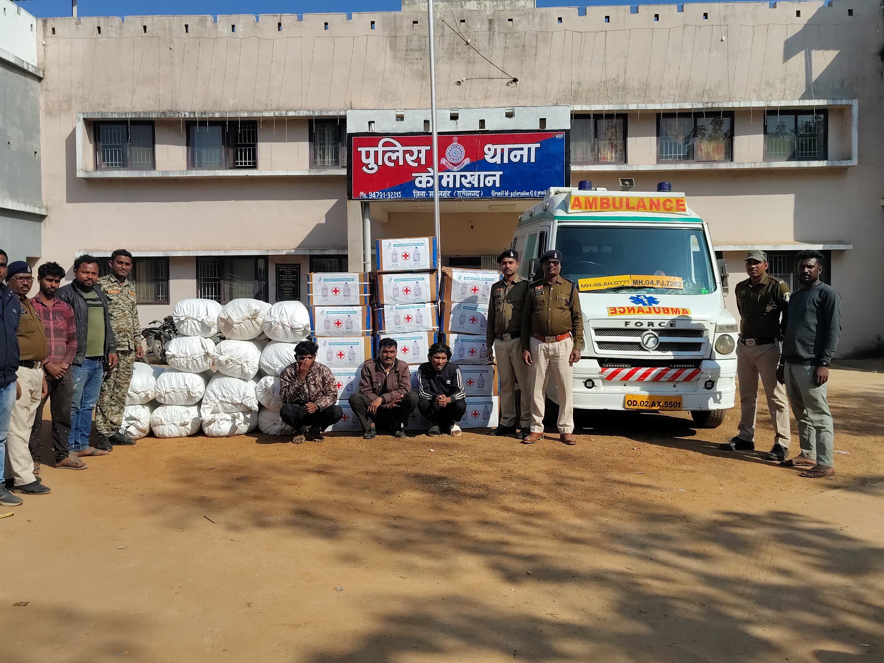 पुलिस ने तीन तस्करों के साथ 5 क्विंटल 20 किलो गांजा पकड़ा।