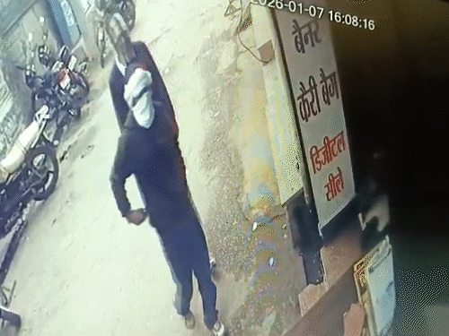 2 बदमाश मुंह ढंककर व्यापारी को मारने आए।