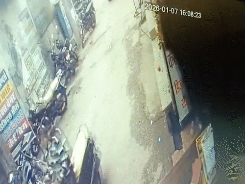 व्यापारी को दुकान में गोली मारने के बाद बदमाश भाग निकले।