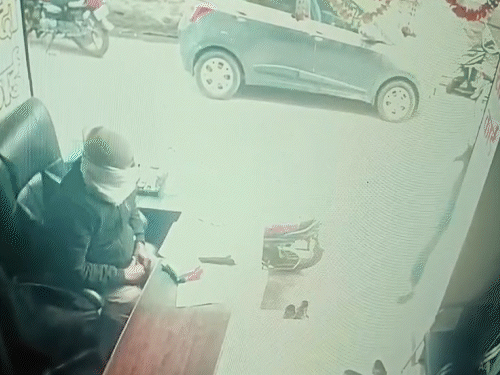 बदमाशों ने आते ही व्यापारी को गोली मारी।