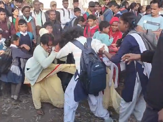 घटनास्थल पर भीड़ जमा हो गई। वहां मौजूद लोगों ने बीच-बचाव किया।