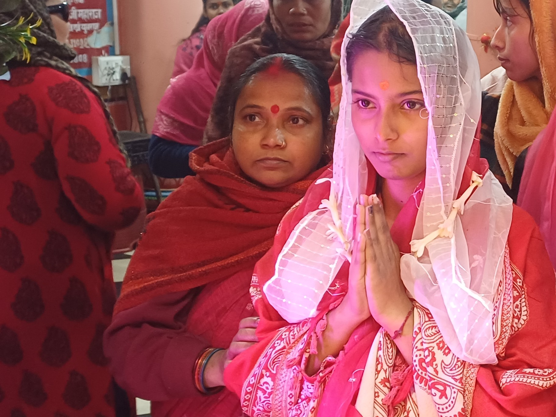 भगवान के सामने सिर झुकाती लड़की।