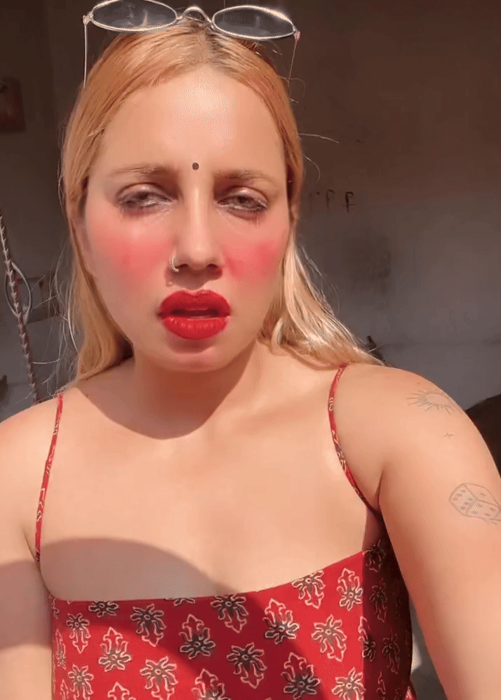 सोशल मीडिया पर रोजी नेहा को लोगों के गंदे कमेंट भी मिलते हैं। वह इससे तंग हो गई है।