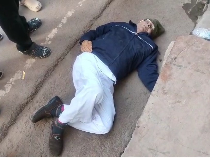 घूमने निकले बुजुर्ग अचानक जमीन पर गिर पड़े।