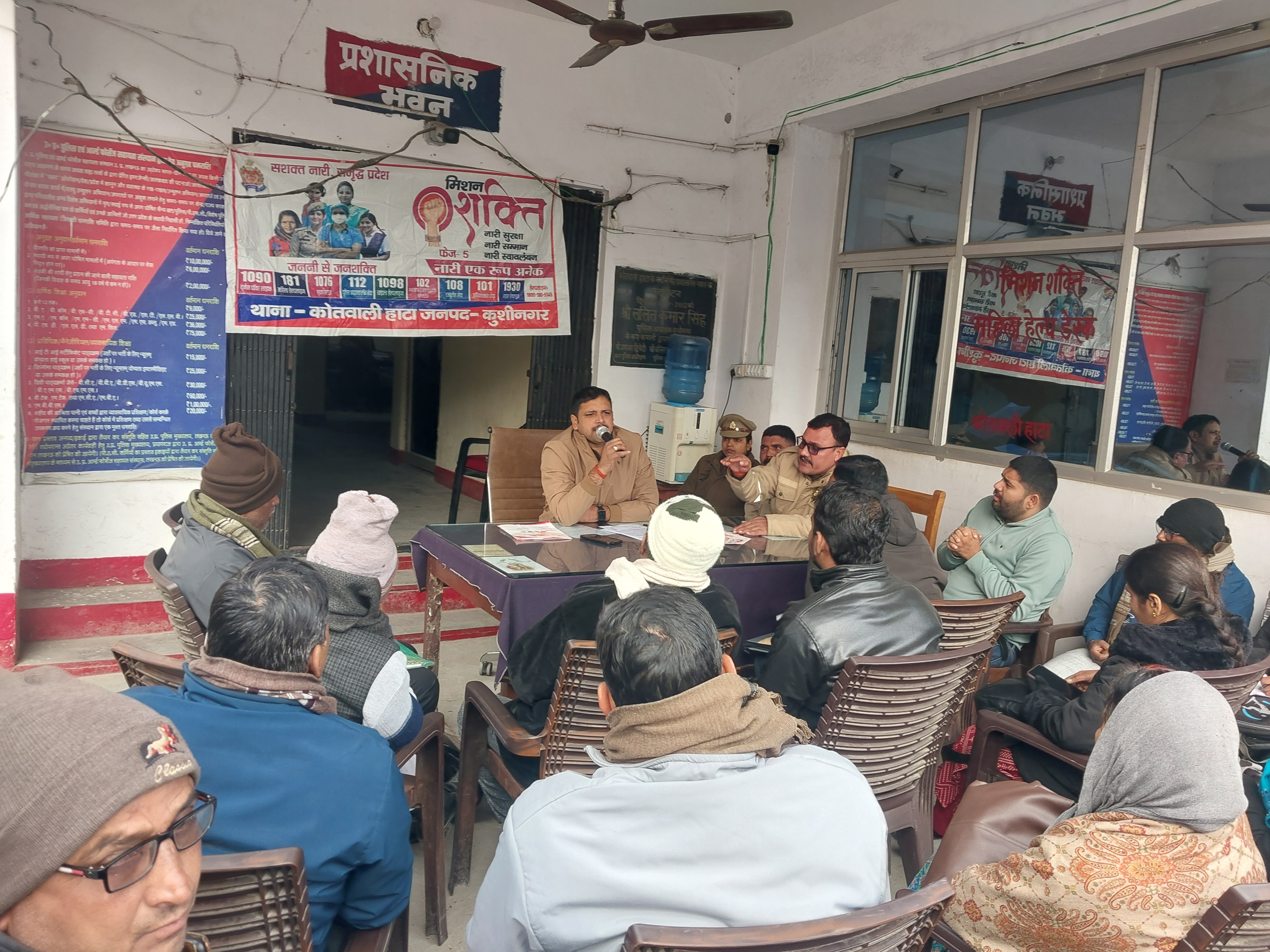 बैठक करते कोतवाल संजय कुमार दूबे। - Dainik Bhaskar