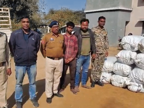 एम्बुलेंस में फर्जी नंबर प्लेट लगाकर की जा रही थी तस्करी।