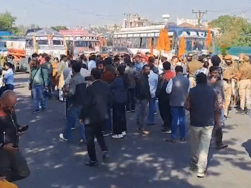 युवा राजपूत सभा के सदस्यों ने जम्मू में एडमिशन लिस्ट के विरोध में प्रदर्शन किया था।