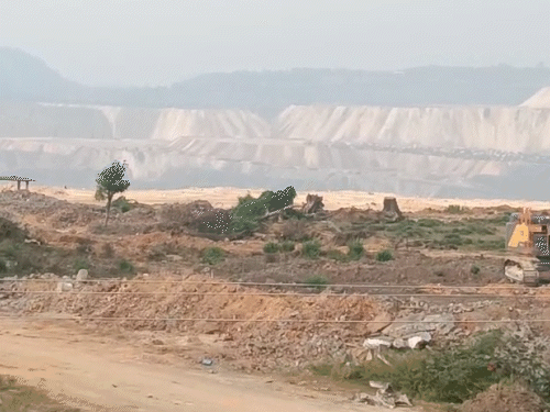 हैवी ब्लास्टिंग के दौरान उछला पत्थर एक ग्रामीण के सिर पर लगा।