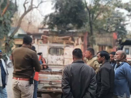 ग्रामीणों ने पीड़ित परिवार को मुआवजा और नौकरी देने की मांग की है।