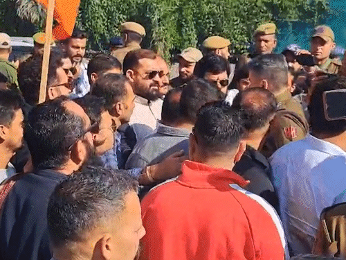 यूनिवर्सिटी के बाहर हिंदू संगठनों ने प्रदर्शन किया था।