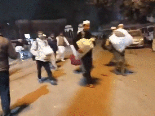 अतिक्रमण एक्शन के बीच इलाके से गुजरते लोग।