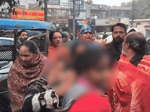 नशा करने पर लड़की को रोकते उनके पिता। -