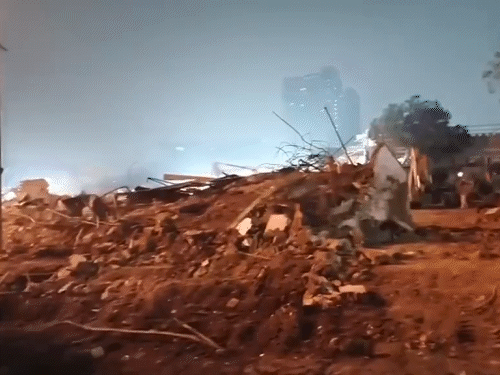 ट्रकों में मलबा भरकर इलाके को खाली कराया जा रहा है।